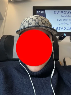 Gucci beige keps med GG-mönster - Säljer en beige keps från Gucci med det klassiska GG-monogrammönstret över hela kepsen. Kepsen har en böjd skärm och justerbar rem bak. Materialet är canvas med mörkblå detaljer på insidan. Perfekt för dig som vill ha en stilren och lyxig accessoar.