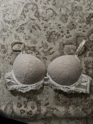 Bh från New Yorker - En fin vit bh från New Yorker, oanvänd!                                  Storlek 75B 