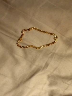 Gultplaterat silverarmband kvitto finns  - Gultplaterat armband med rent silver under. Köpt för 849 kr hos guldfynd. Armbandet är helt oanvänt första gången jag använde det var på bilden. Armbandet är 20cm långt 