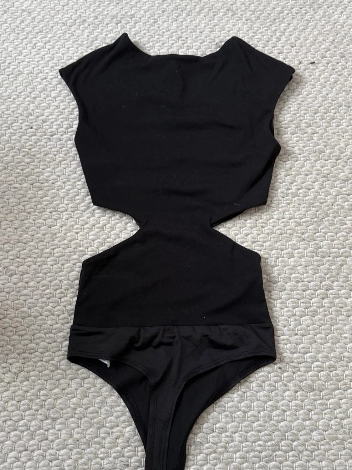 Svart cut out body - 1