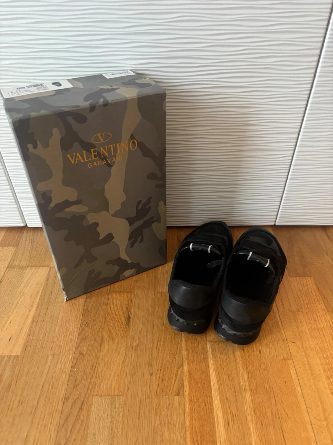 Svarta Valentino Garavani sneakers - 1