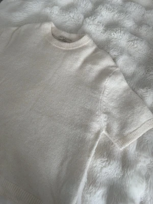 Kortärmad stickad tröja  - Kortärmad sticka tröja från Gina. Använd några gånger, ny pris tror jag var runt 259💛💝