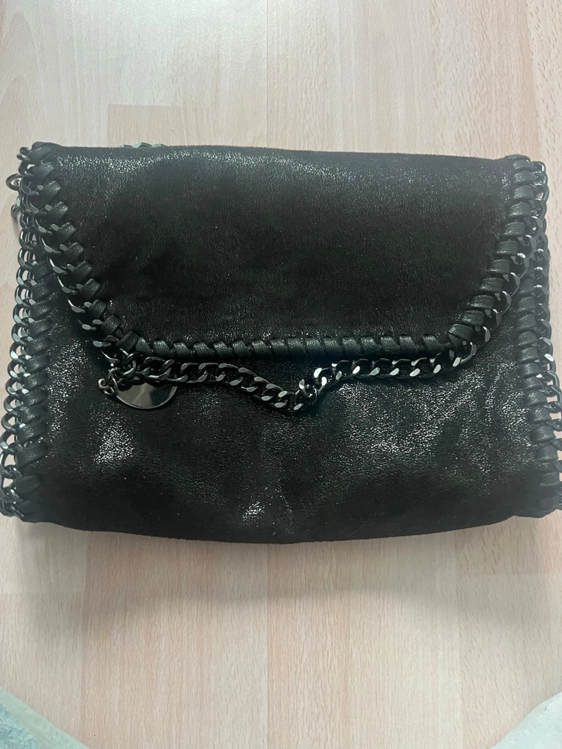 Svart axelväska med kedja