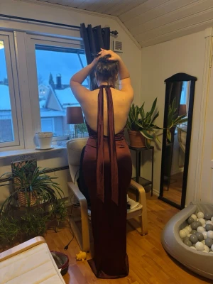 Vinröd balklänning - Kollar intresset på min röda balklänning som tyvärr blivit för stor för mig. Helt oanvänd enbart testad. Super fin och stretchig i materialet. Vid intresse fås fler bilder 💞