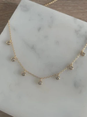 Guldhalsband med små pärlor - Ett elegant halsband i guld med sju små, runda pärlor.