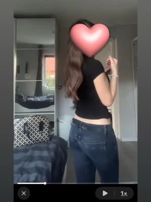 Mörkblå LTB jeans - Säljer ett par mörkblå LTB jeans i modellen Valerie med bootcut passform och klassisk femficksdesign. Jeansen har låg midja och är tillverkade i ett mjukt denimtyg som sitter snyggt på kroppen. Perfekta till en enkel topp eller hoodie. Storlek 25/30