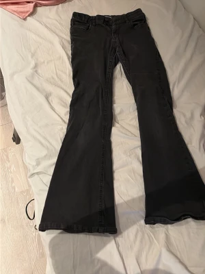 Svarta bootcut jeans -  Säljer mina svarta utsvängda Jeans från Lindex i storlek 164