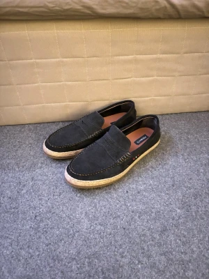 Helt nya premiato skor - Tjenare säljer nu mina loafers som är använda 2 gånger. De är i helt otroligt fint skick och är mycket sköna på våren/sommaren passar bra till lite festligare tillställningar men funkar lika bra som vardagliga skor. Köpta i somras 600kr||mitt pris 399kr. || hör av er vid funderingar priset är ej hugget i sten 😁