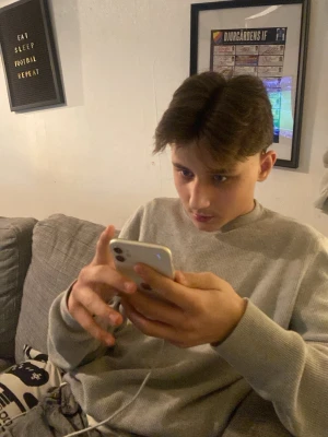 Ljusgrå ribbstickad tröja - Säljer en ljusgrå ribbstickad tröja med rund hals och långa ärmar. Tröjan har en enkel och stilren design som passar perfekt till jeans eller chinos. Materialet ser ut att vara mjukt och bekvämt, perfekt för att chilla hemma eller hänga med kompisar.