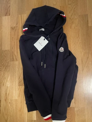 Moncler zip hoodie - Grym kvalite & grym zip tröja🤝 Självklart helt nya👍🏻 Endast 1 i storlek M kvar❗️ Billigaste priset på marknaden 700kr💸 1-3 dagars leveranstid📦