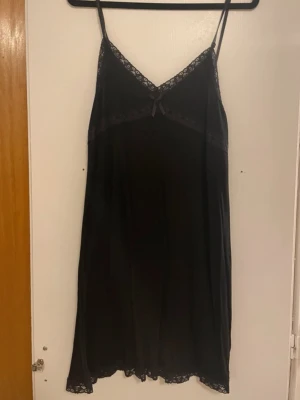 Svart nattlinne  - Svart nattlinne med spetsdetaljer, storlek L men relativt liten i storleken. Mjukt och stretchigt material.   Kom gärna med bud!✨