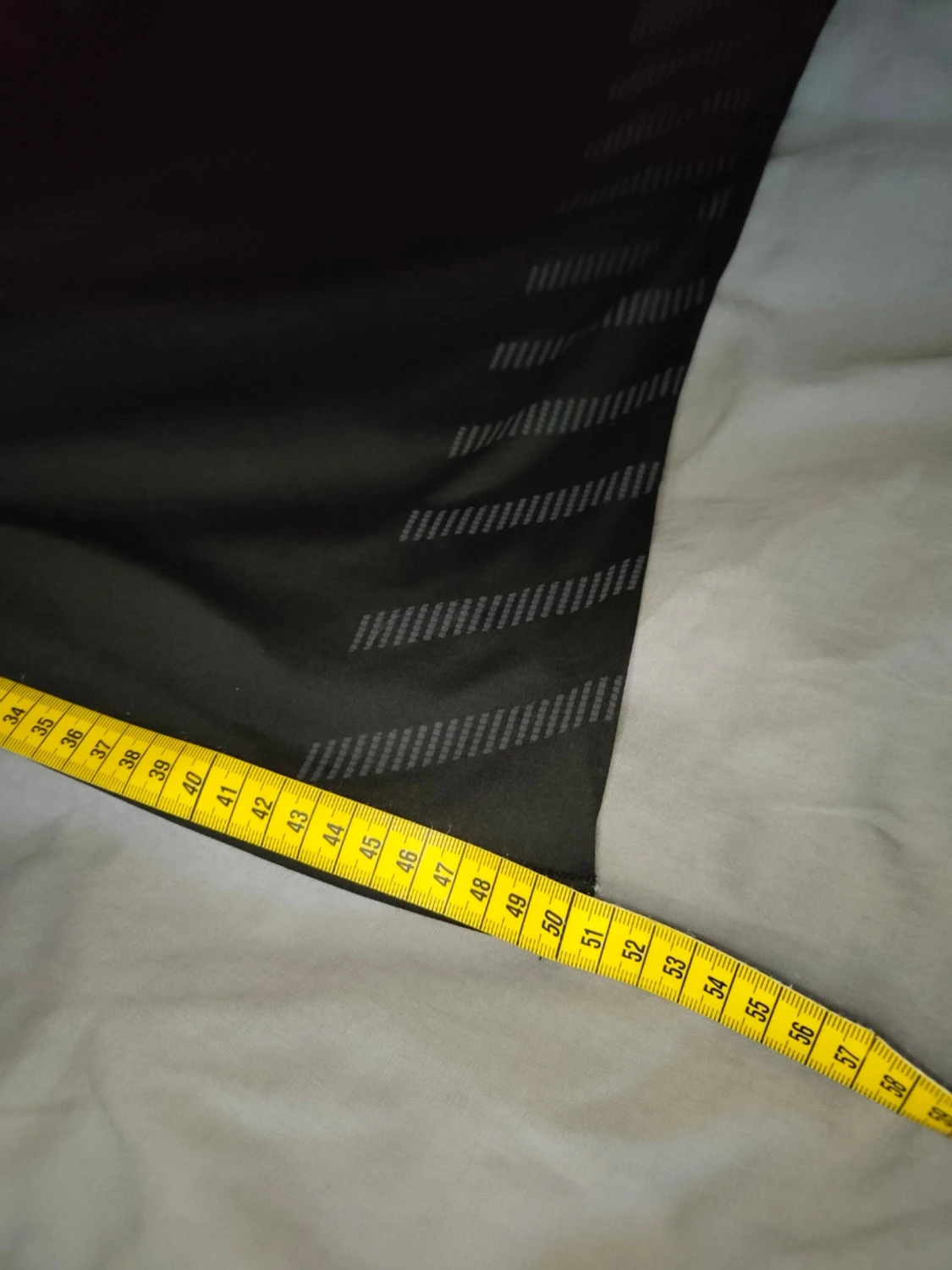 Svart tränings-tshirt från YOUNGLA - 2