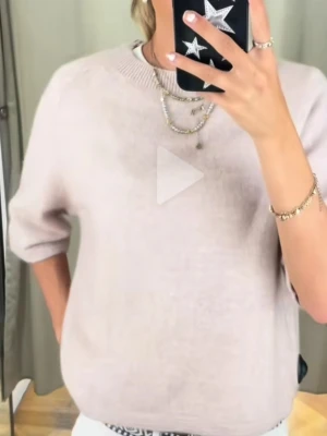 Stickad tshirt - Säljer stickad tshirt från other stories, den är i princip i nyskick då den knappast är använd samt att den är i bra material. Super snygg och passar till allt. Obs bilderna är inte mina men kan skicka egna bilder vid begäran💕💕