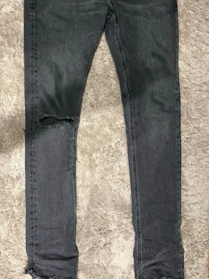 Svarta dondup jeans - Säljer ett par svarta dondup jeans i modell George, defekt på bild 3 men går o laga. Nypris 3500 mitt pris 799. Skriv vid intresse!!