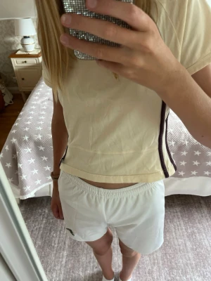 Adidas Shorts - Snygga vita Adidas shorts med climalite-teknologi som håller dig sval. De har elastisk midja och är tillverkade i lätt polyester. Perfekta för sport eller chill, med diskret Adidas-logga på benet. Det står storlek 152, men passar mig som har stl xs-s. De har snören som man kan dra åt i midjan (se bild 4). De är färgat blått lite av tvättmedel i innertyget (bild 6) men inget som syns Hör av er om frågor och kontakta mig innan köp!❤️(Säljer även på Vinted ifall man skulle vilja köpa där)