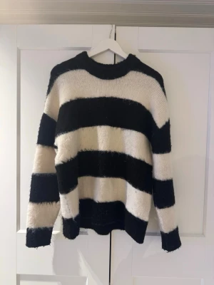 Oversized randig stickad tröja  - Jätteskön oversized stickad tröja i randigt svart/vit.  Perfekt för sommarkvällar!!!🌞🌔