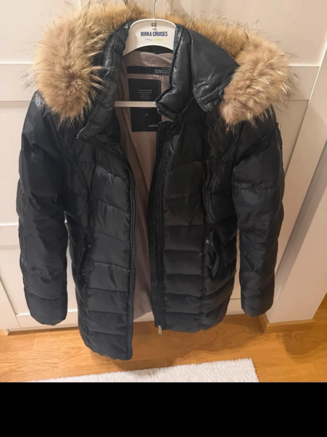 Svart pufferjacka med fuskpäls
