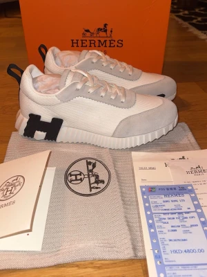 H*rmes skor  - Helt nya. Box och dustbag följes med. Storlek 43! Skickar samma dag. Väldigt svårt att hitta ett sånt pris och en sådan kvalite. Först till kvarn 