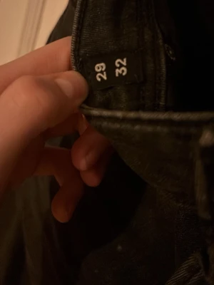 Svarta slim fit jeans SLIM/GLENN - Tjena säljer nu mina svarta jeans från Jack and Jones jag har knappt använt dom max 1-3 gånger. Och storleken är normal. Skriv om ni är fundersamma över något.