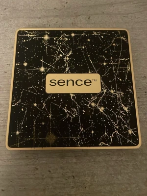 Smink palett den sence - Snygg ansiktspalett från Sence med bronser highlighter och blush. ENDAST TESTAD EN GÅNG. Dock är den lite sönder i hörnet.