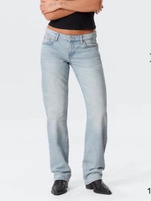 Ljusblå raka jeans från Weekday - Ljusblå jeans från Weekday i modellen Low Arrow Straight. De har raka ben och är lågmidjade. Tyvärr för små för mig. Storlek W25/L32. Köpta för 590kr ❣️