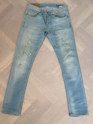 Dondup George Jeans - Tja säljer nu dessa riktigt snygga Dondup jeansen i storlek 31 där nypriset är cirka 4000kr och modellen är George, skick 9/10 vid minsta lilla fundering så är det bara att höra av sig!  Mvh Santén