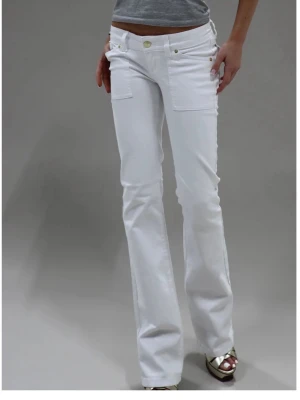 Vita bootcut jeans från g Rise  - Snygga vita bootcut jeans med stora framfickor och låg midja. Jeansen är från g rise och inte hwr andvänts alls många gånger, har dock taggit bort sömnen längst ner eftersom de var lite korta för mig men oxå för de är lite snyggare enligt mig, byxorna är inte alls mycket använda men de ä lite märken på dem där bak eftersom ja har gått och snö och sånt har hamnat på dem, köptes för 1200