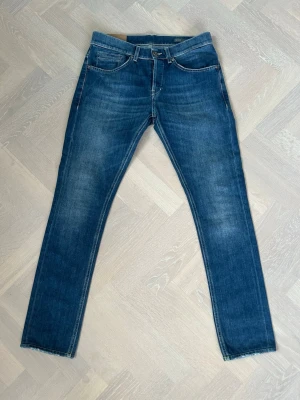 Dondup George Jeans - Tja säljer nu dessa riktigt snygga Dondup jeansen i storlek 30 där nypriset är cirka 4000kr och modellen är George, skick 9/10 vid minsta lilla fundering så är det bara att höra av sig!  Mvh Santén
