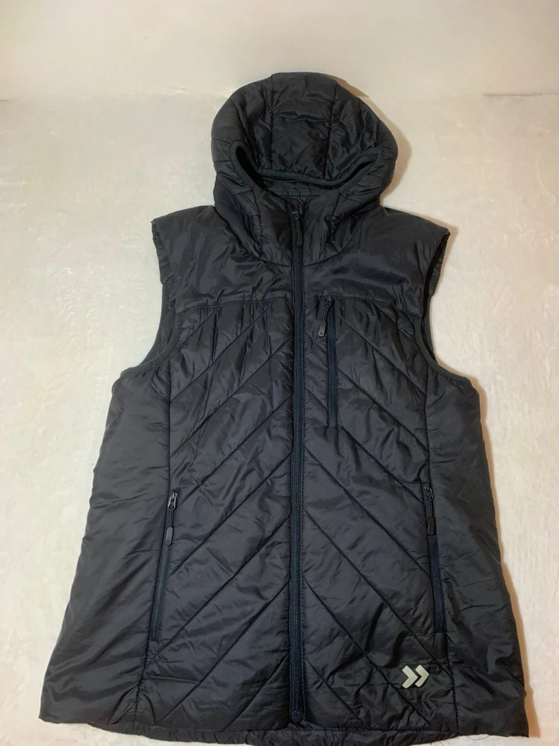 Svart dunväst med huva