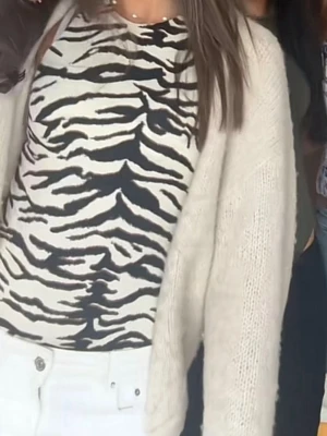 Body i zebra mönster - Trendiga zebra bodyn från hm, knappt använd💓