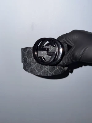 Svart Bälte med mönster  - Snyggt svart bälte med mönster storlek 105cm. Skriv angående frågor eller pris.