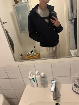 Marinblå cardigan från Ralph Lauren - Snygg marinblå cardigan från Ralph Lauren. Säljer eftersom att den är en aning stor på mig. Det är en storlek L men passar lite närmare en M. Pris är inte helt 💯 spikat!