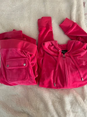 Juicy Couture rosa velourset - Som nytt säljs tillsammans för 750💕