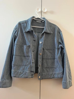 Jeansjacka - Randig jeansjacka från Kappahl. 