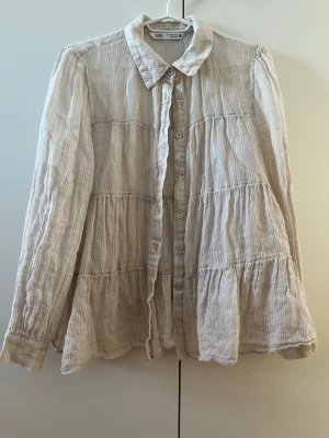 Beige volangblus från Zara - Blus från Zara. Har några defekter (sista bilden). 