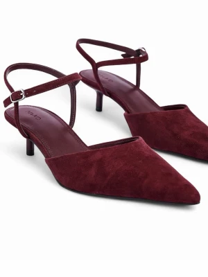 Vinröda pumps med smal klack från NA-KD - Snygga vinröda pumps i mocka från NA-KD med spetsig tå, smal klack och justerbar rem runt ankeln. Perfekta för dig som gillar en elegant och trendig look. Klacken är låg och bekväm med ett material som ger en lyxig känsla. Storleken tyvärr för liten för mig 