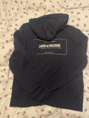 Zadig Zip Tröja - Zip tröja ifrån Zadig. Trycket på ryggen har försvunnit lite. Använder skick🤗