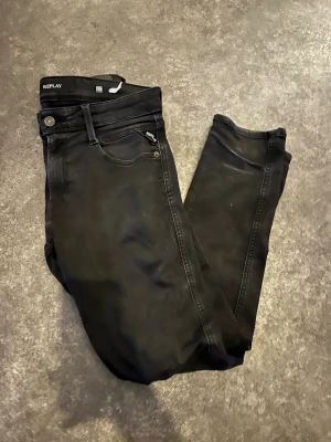 Svarta jeans från Replay - Svarta slim jeans från Replay | storlek W29 L30 | jätte fint skick | skriv ifall fu undrar nåt😁