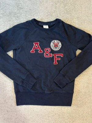 Abercrombie & Fitch vintage sweatshirt XXS - Marinblå vintage sweatshirt från Abercrombie & Fitch i storlek XXS. Mycket fint skick💕💕