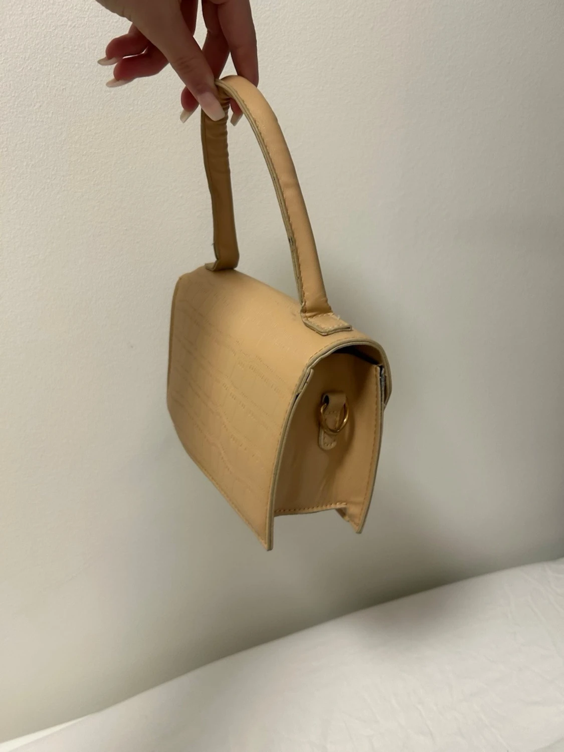 Beige handväska med krokopräglat mönster - 1