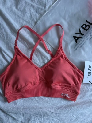 AYBL sport bh - Jätte fin adapt seamless sport bra från AYBL i färgen summer peach, en orange rosa korallfärg. Helt ny med prislapp endast testat säljer då den va för liten. Säljer även matchande shorts 