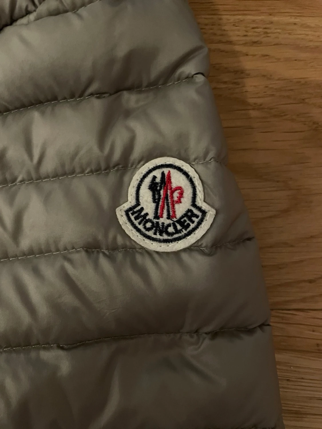 Beige dunjacka från Moncler - 1