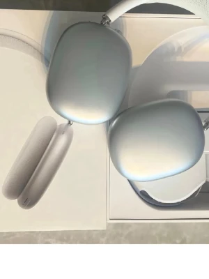 Apple AirPods Max silver hörlurar - Säljer mina AirPods Max i silver. Fantastiskt ljud med aktiv brusreducering och hög komfort. Perfekt för musik, filmer eller samtal. Samma serienummer i hörlurar, förpackning och i Bluetooth. Garanti gäller till april 2026 (AppleCare +). ✅  Skick: 	•	Sparsamt använda 	•	Alltid förvarade i originalfodral. 	•	Fullt fungerande med alla funktioner intakta.  Inkluderar: 	•	Originalförpackning 	•	Smart Case  Pris: 2799kr  Hör av dig vid frågor eller fler bilder! Snabb affär möjlig. 