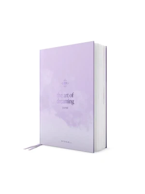 Ny! Rituals The Art of Dreaming journal - Helt ny! Drömdagbok. Slutsåld limited edition. En snygg och inspirerande journal med titeln 'The Art of Dreaming' från Rituals. Boken har ett ljust lila omslag med mjuka moln och silverdetaljer, samt ett matchande bokmärke. Perfekt för att skriva ner tankar, drömmar och idéer.