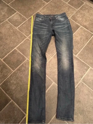 Nudie jeans - Säljer dessa nudie jeans i storlek w27 L 34. Längden är 104 cm och bredden 35 cm. 