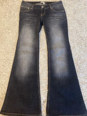 Low waist bootcut jeans - Svarta low waist bootcut jeans från lager 157. Storlek M. Nyskick, använda 1-2 gånger & finns inga tecken på användning.