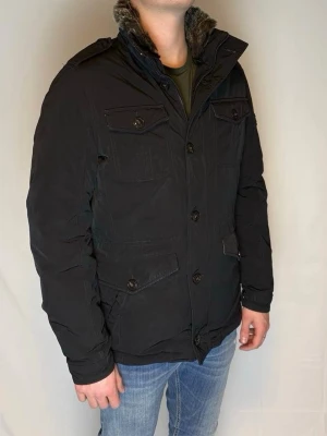 Woolrich jacka med pälskrage - Sjukt snygg Woolrich fieldjacka med pälskrage storlek L skick 8/10 plagg nmr 23