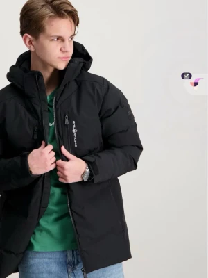 Svart dunjacka från Sail Racing - Säljer en svart dunjacka från Sail Racing med huva och två bröstfickor med dragkedja. Jackan har en sportig design med logotyp på bröstet och är perfekt för kalla vinterdagar. Passar dig som vill ha både stil och värme.  Helt i nyskick säljer för att jag inte gillar den efter jag har haft den sen i jul. Inte använd så mycket då jag är arbetslös och inte pluggar. 