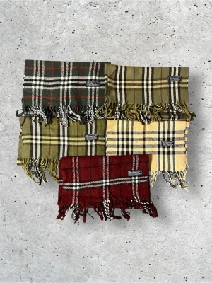 Burberry halsdukar - Säljer Burberry halsdukar för ett billigt pris. Dom är äkta och vill bli av med dom så ta dom billigt vid snabb affär. Bara att fråga vid bilder eller info!  Varje halsduk finns även uppe som egen annons så kolla där om ni bara vill ha en👊Kom med prisförslag 