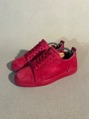 Christian Louboutin Louis Junior - Storlek: 41,5 EU = 7,5 UK | Färg: Röd/burgundy | Skick: Okej skick | Defekter: Lite slitage på ytter sulan. Insidan vid hälen har materialet slitits upp. Mockan har tecken på användning | Material: Mocka | Tillbehör: Äkthets verifikat från Vestiare collective |  Pris: 2699kr | Dm för frågor.